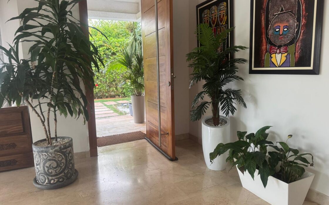 Vente d’une très belle villa AVEC PISCINE de 490m² à la Plage des Nations