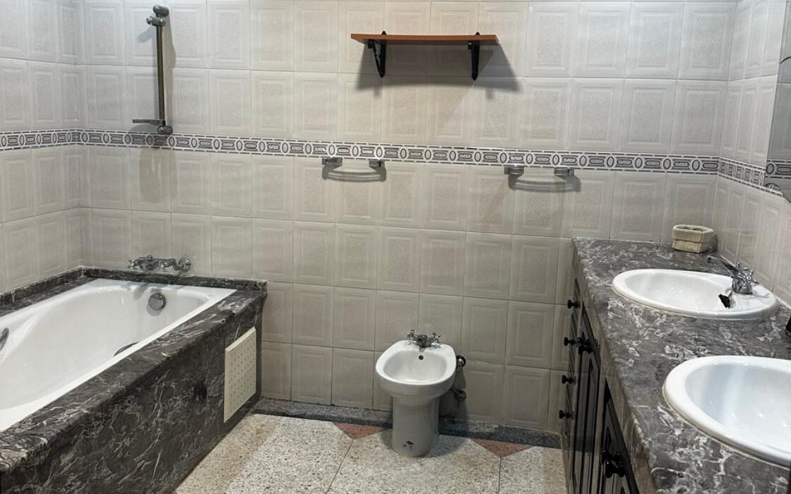 Opportunité Rare : Immeuble R+3 Commercial – 3 Façades – Ouled Oujih (160m² terrain)