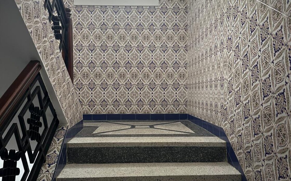 Opportunité Rare : Immeuble R+3 Commercial – 3 Façades – Ouled Oujih (160m² terrain)