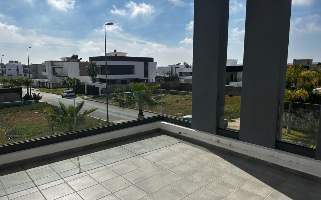 Vente d’une villa 3 FACADES de 375 m² – GOLF (KENITRA)