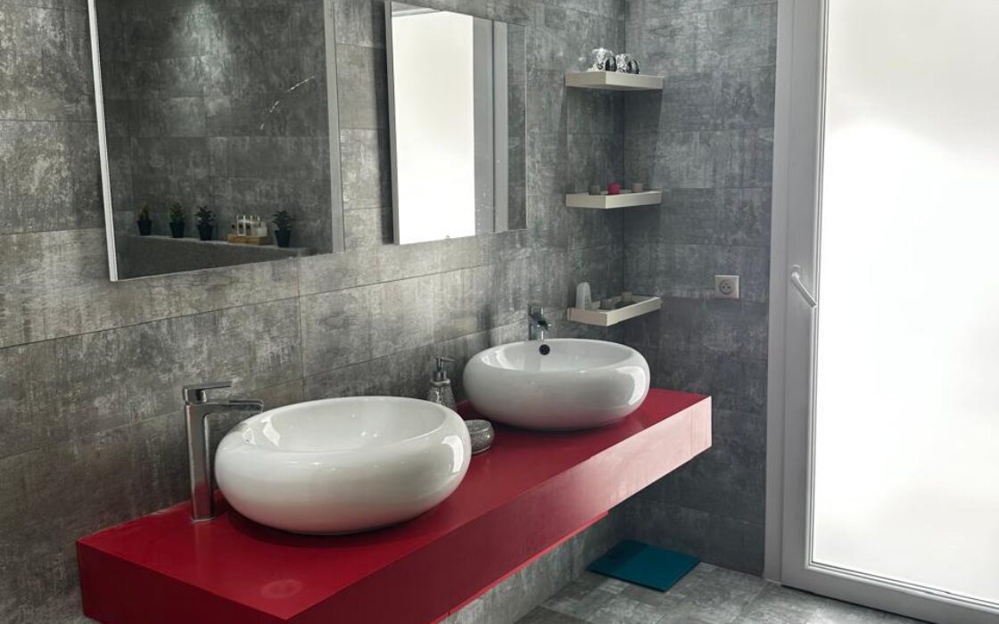 Location Exceptionnelle : Villa Meublée de Luxe avec Jardin Zen et Garage (266m²)