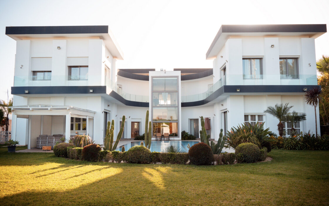 Villa de luxe à vendre à Kénitra avec piscine, jardin et 4 façades
