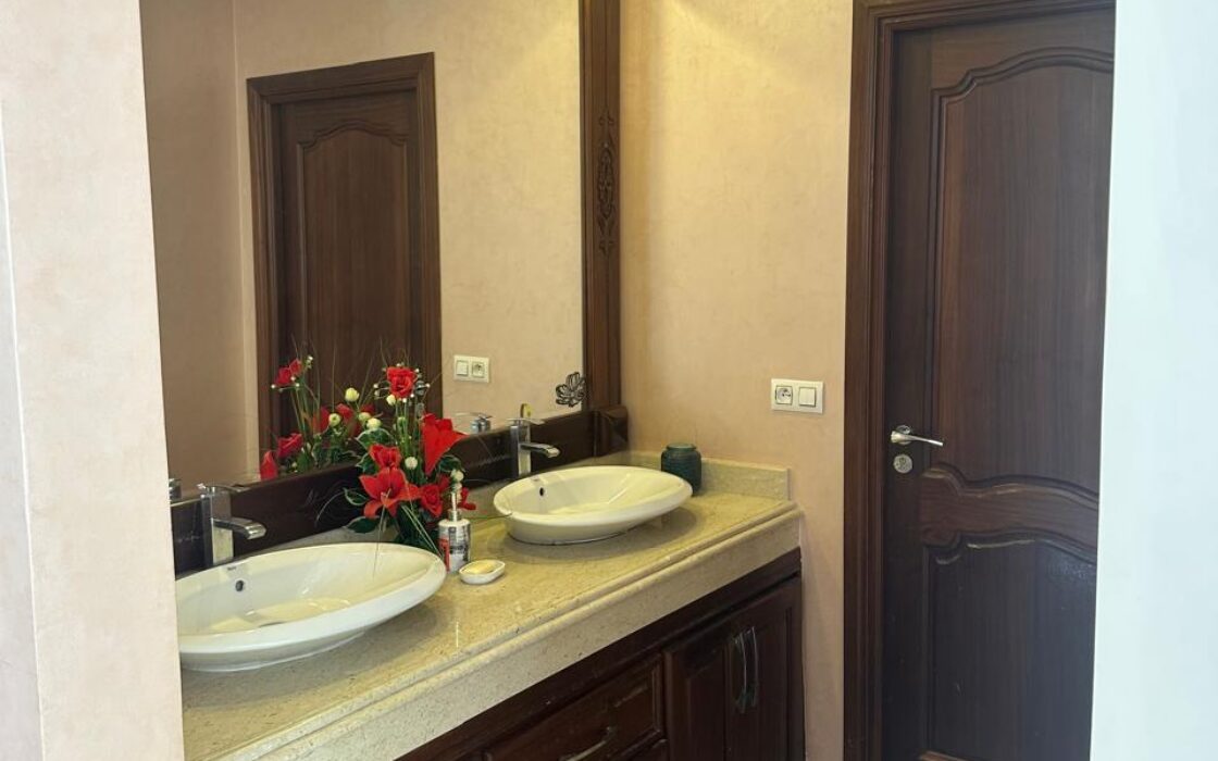 À VENDRE – MAGNIFIQUE VILLA D’ANGLE 3 FAÇADES AU GOLF – KÉNITRA