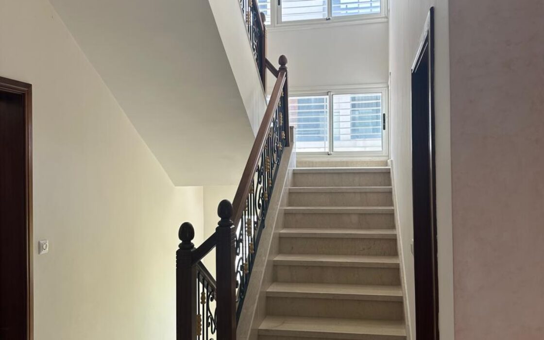 À VENDRE – MAGNIFIQUE VILLA D’ANGLE 3 FAÇADES AU GOLF – KÉNITRA