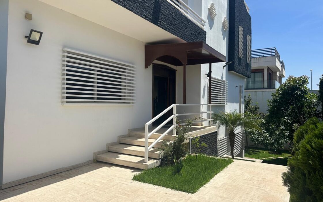 À VENDRE – MAGNIFIQUE VILLA D’ANGLE 3 FAÇADES AU GOLF – KÉNITRA