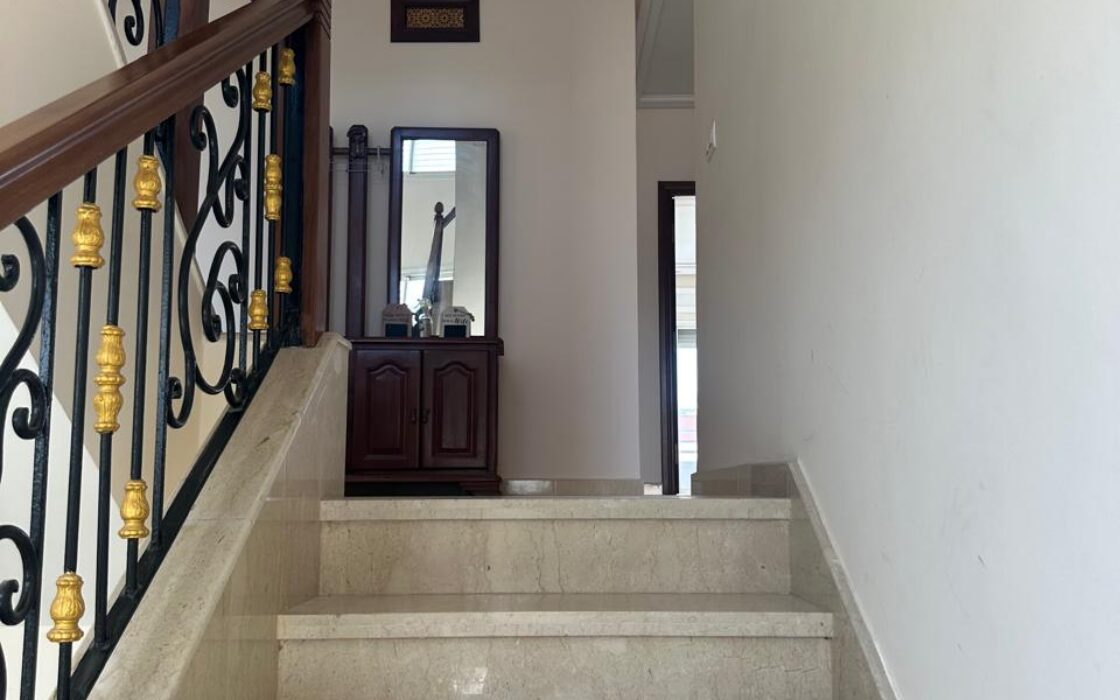 À VENDRE – MAGNIFIQUE VILLA D’ANGLE 3 FAÇADES AU GOLF – KÉNITRA