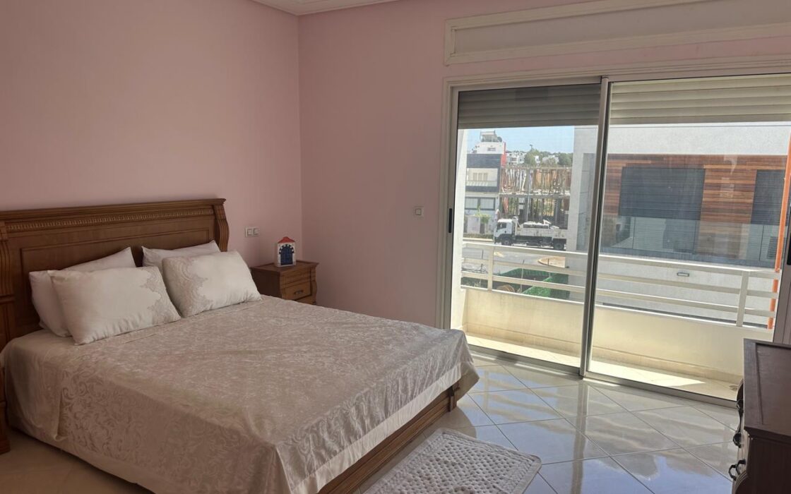 À VENDRE – MAGNIFIQUE VILLA D’ANGLE 3 FAÇADES AU GOLF – KÉNITRA