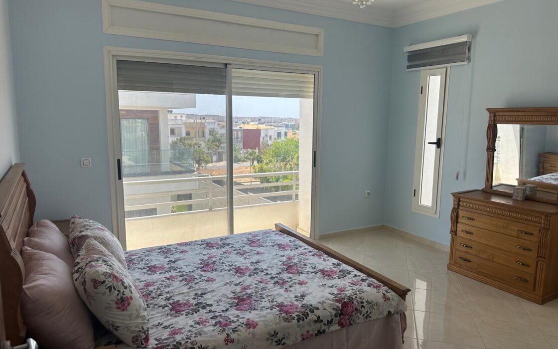 À VENDRE – MAGNIFIQUE VILLA D’ANGLE 3 FAÇADES AU GOLF – KÉNITRA