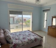 À VENDRE – MAGNIFIQUE VILLA D’ANGLE 3 FAÇADES AU GOLF – KÉNITRA