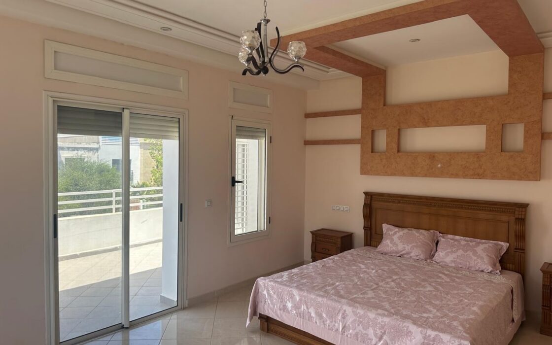 À VENDRE – MAGNIFIQUE VILLA D’ANGLE 3 FAÇADES AU GOLF – KÉNITRA
