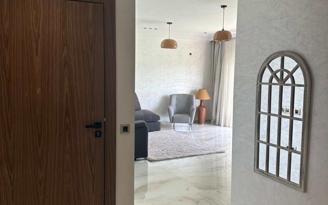 À LOUER – Superbe appartement meublé de standing avec terrasse et vue panoramique – Maamora