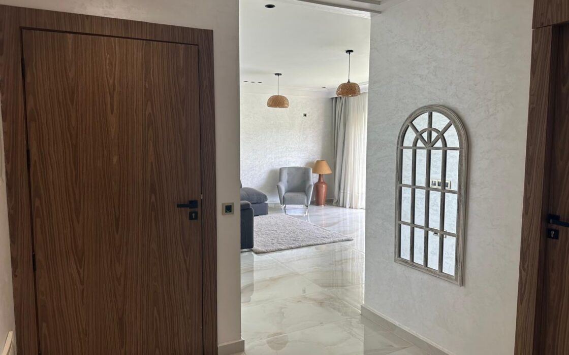 À LOUER – Superbe appartement meublé de standing avec terrasse et vue panoramique – Maamora