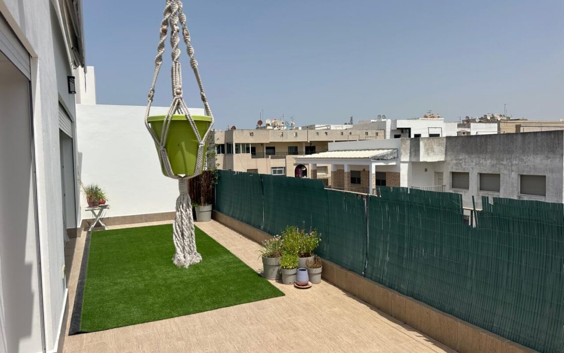 À LOUER – Superbe appartement meublé de standing avec terrasse et vue panoramique – Maamora