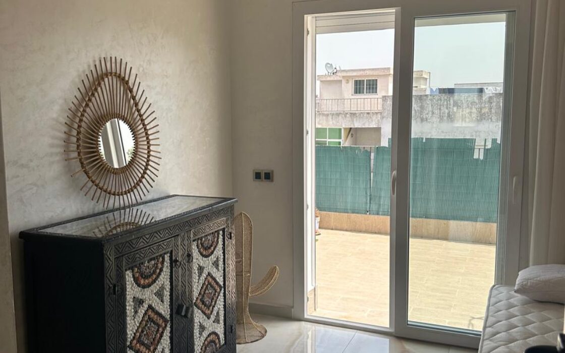 À LOUER – Superbe appartement meublé de standing avec terrasse et vue panoramique – Maamora