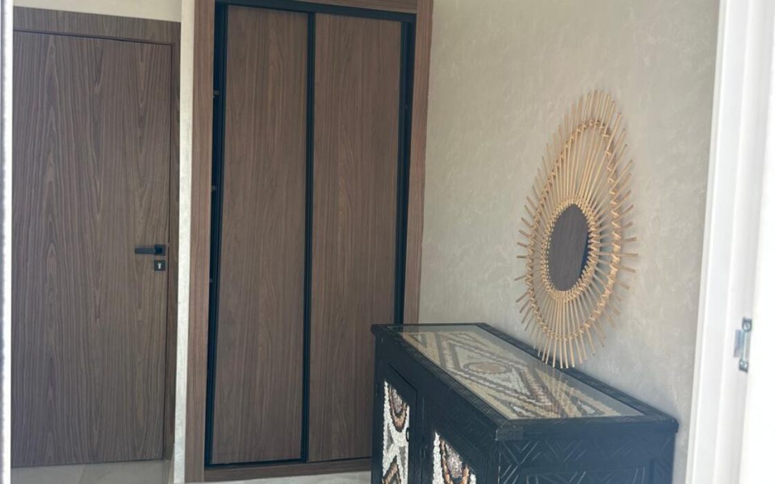 À LOUER – Superbe appartement meublé de standing avec terrasse et vue panoramique – Maamora