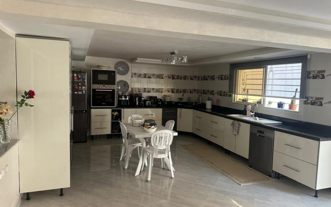 À VENDRE – SUPERBE VILLA EN BANDEE ENTIÈREMENT RÉNOVÉE – HAOUZIA, KÉNITRA