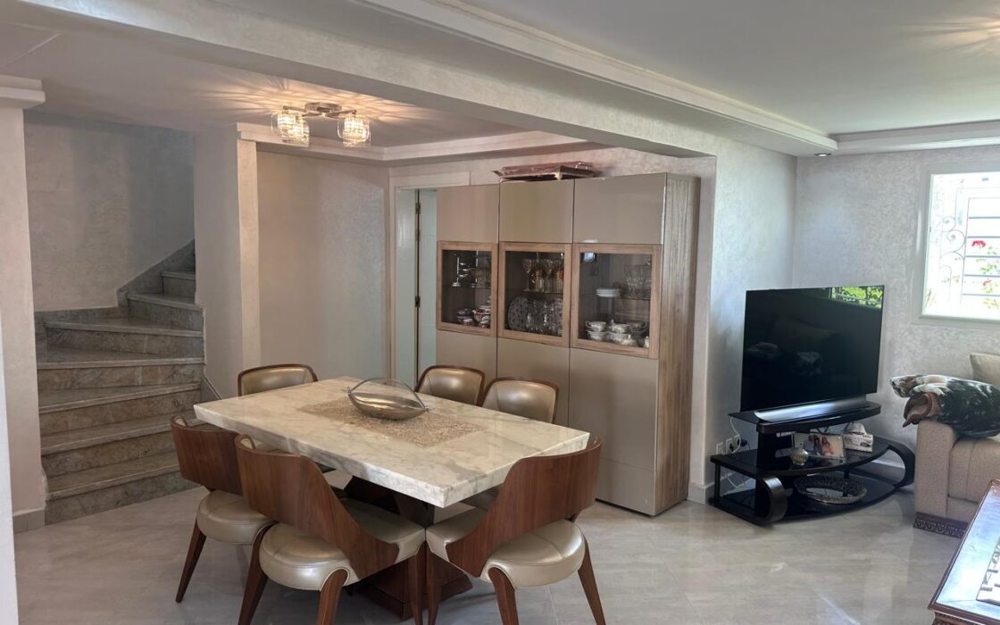 À VENDRE – SUPERBE VILLA EN BANDEE ENTIÈREMENT RÉNOVÉE – HAOUZIA, KÉNITRA